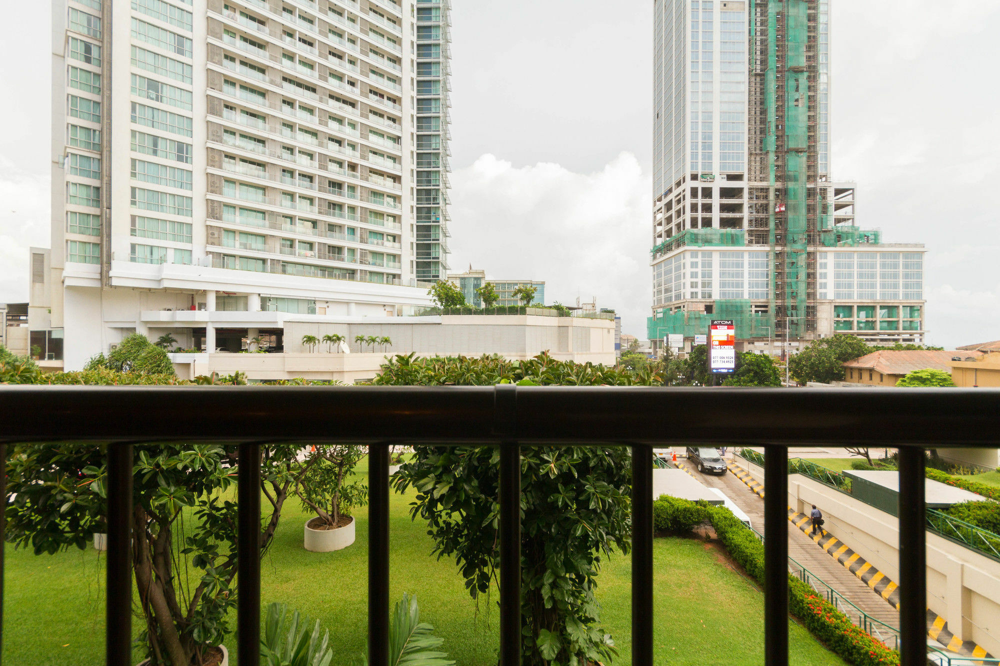Crescat Residencies Apartment Kolombo Bagian luar foto